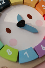 Tender Leaf Toys TL8408 Horloge en bois - L'ours et les couleurs - Tender Leaf vendu par Veille sur toi