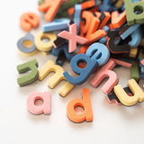 The Type Set Co. SL1LC140MRM 140 lettres minuscules magnétiques - Arc-en-ciel mode - The Type Set Co. vendu par Veille sur toi