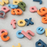 The Type Set Co. SL1LC140MRM 140 lettres minuscules magnétiques - Arc-en-ciel mode - The Type Set Co. vendu par Veille sur toi