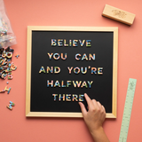 The Type Set Co. SL1SSMCM Ensemble de 200 lettres et chiffres magnétiques - Majuscules Confetti - The Type Set Co. vendu par Veille sur toi