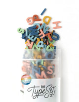 The Type Set Co. SL1SSMRD Ensemble de 200 lettres et chiffres magnétiques - Majuscules Rêve Arc-en-ciel - The Type Set Co. vendu par Veille sur toi