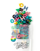 The Type Set Co. SL1SSMRPR Ensemble de 200 lettres et chiffres magnétiques - Majuscules Preppy Arc-en-ciel - The Type Set Co. vendu par Veille sur toi