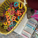 The Type Set Co. SL2LC75MRP Ensemble de 75 lettres magnétiques - Grandes minuscules - Pop Arc-en-ciel - The Type Set Co. vendu par Veille sur toi