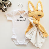 Veille sur toi ⚜ DD-001-02 Doudou Lapin - Marcel endormi moutarde - Veille sur toi vendu par Veille sur toi