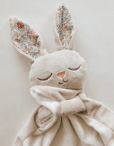 Veille sur toi ⚜ DD-001-07 Doudou Lapin - Marcel endormi - Beige fleuri - Veille sur toi vendu par Veille sur toi