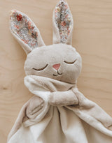 Veille sur toi ⚜ DD-001-07 Doudou Lapin - Marcel endormi - Beige fleuri - Veille sur toi vendu par Veille sur toi