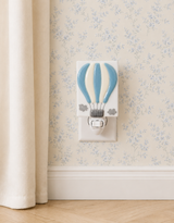 Veille sur toi ⚜ VL-057-00 Veilleuse - Balade en montgolfière - Bleu alpin - Veille sur toi vendu par Veille sur toi
