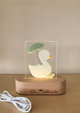 Veille sur toi ⚜ VST-LTC-009 Lampe de table complète - Léon le caneton - Veille sur toi vendu par Veille sur toi