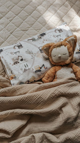 Veille sur toi ⚜ VST-TO-DUO-LESCAMIONS Ensemble duo taie et oreiller pour enfant - Les camions - Veille sur toi vendu par Veille sur toi