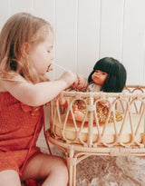 Bassinette pour poupée en rotin - Bleu bébé - Poppie Toys marque  Poppie Toys vendu par Veille sur toi
