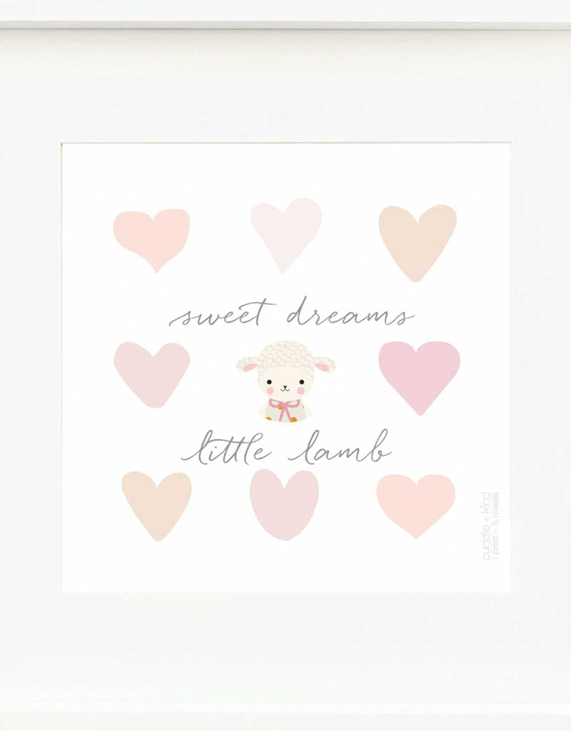 Cuddle + kind Peluche - Lucy l'agneau boucle rose foncée - Cuddle + kind vendu par Veille sur toi