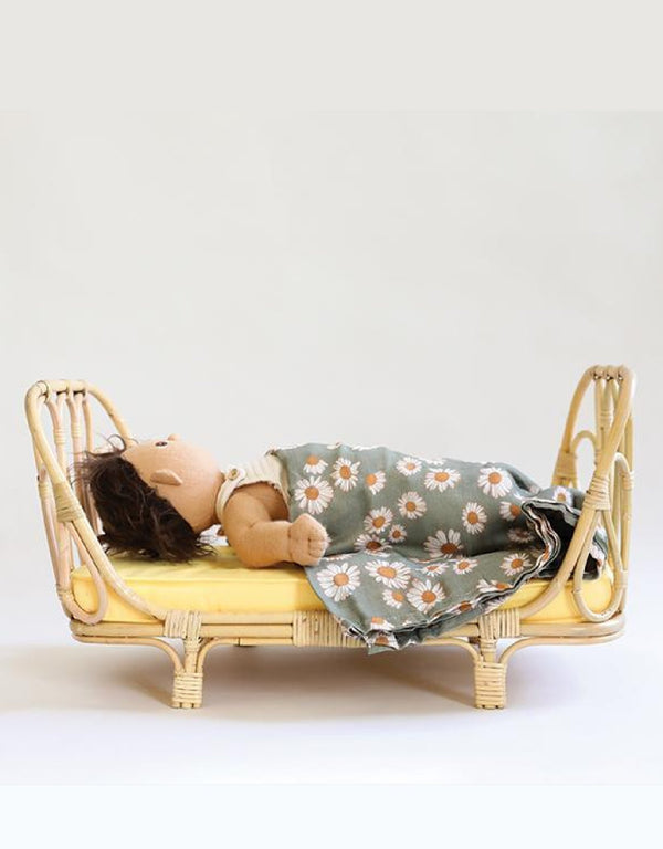 Lit pour poupée en rotin - Jaune - Poppie Toys marque  Poppie Toys vendu par Veille sur toi