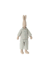 Maileg 16-2220-00 Peluche lapin avec pyjama carroté bleu - Grandeur 2 - Maileg vendu par Veille sur toi