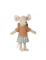 Maileg 17-3207-00 Grande soeur souris mains aimantées pour tricycle - Jupe carreautée verte, gilet rose ligné & sac à dos - Maileg vendu par Veille sur toi