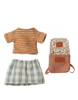 Maileg 17-3207-00 Grande soeur souris mains aimantées pour tricycle - Jupe carreautée verte, gilet rose ligné & sac à dos - Maileg vendu par Veille sur toi