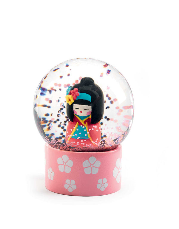 Mini boule à neige - Geisha - Djeco marque  Djeco vendu par Veille sur toi