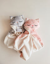 Veille sur toi ⚜ DD-028-00 Doudou Chat - Charlotte endormie rose - Veille sur toi vendu par Veille sur toi