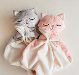 Veille sur toi ⚜ DD-028-00 Doudou Chat - Charlotte endormie rose - Veille sur toi vendu par Veille sur toi