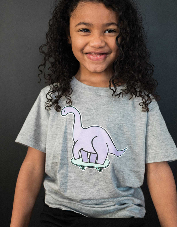 Whistle & Flute T-shirt Dinosaure à planche à roulette kawaii - Enfant - Whistle & Flute vendu par Veille sur toi